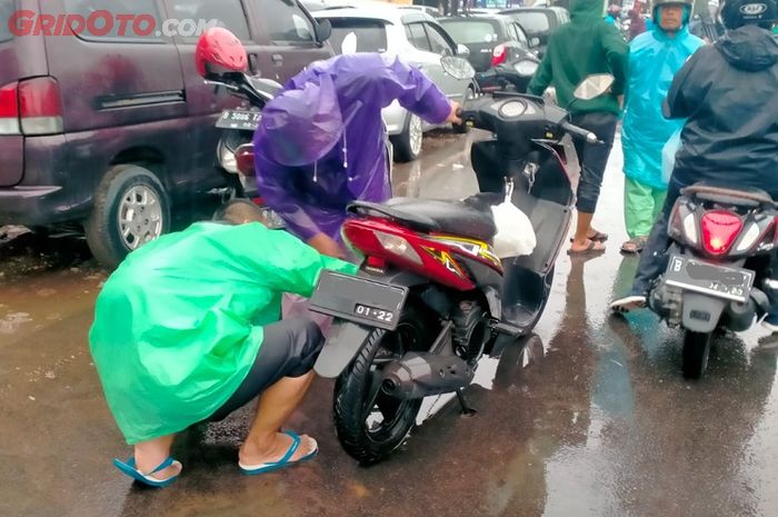 Ilustrasi motor mogok di musim hujan