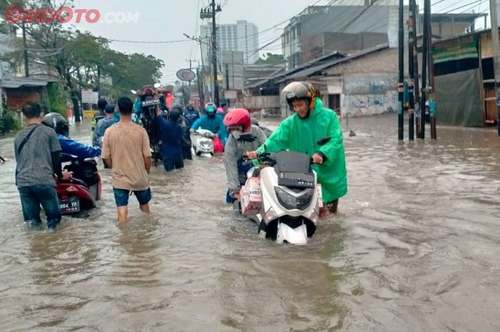 Banjir depan perumahan Cileduk Indah 1 Kota Tangerang