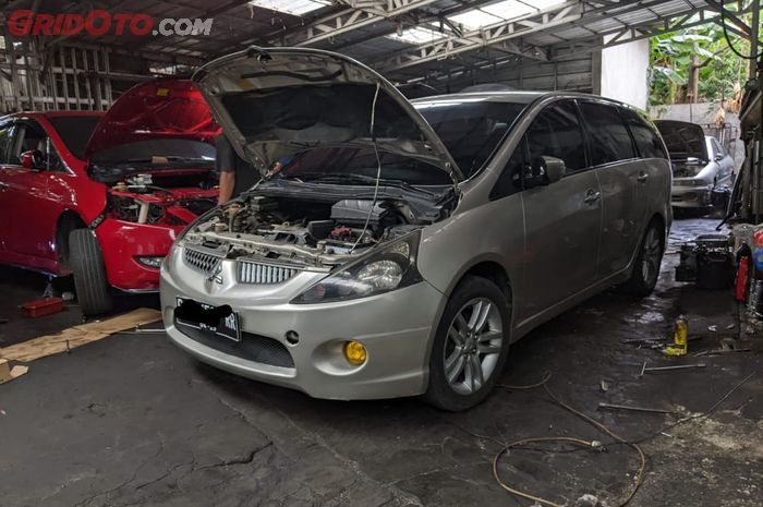 Mitsubishi Grandis di bengkel berlian Maju Motor di Jakarta Timur