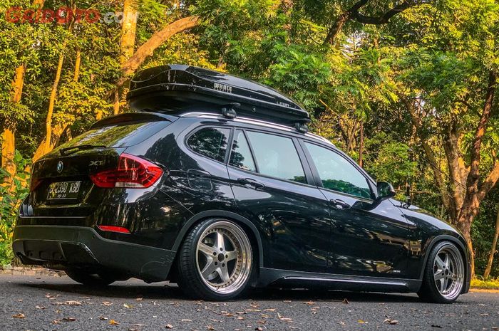 Modifikasi BMW X1 makin istimewa pakai roof box
