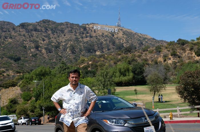 Mejeng di ikon kota Los Angeles Hollywood Sign setelah melewati West Pasific Coast