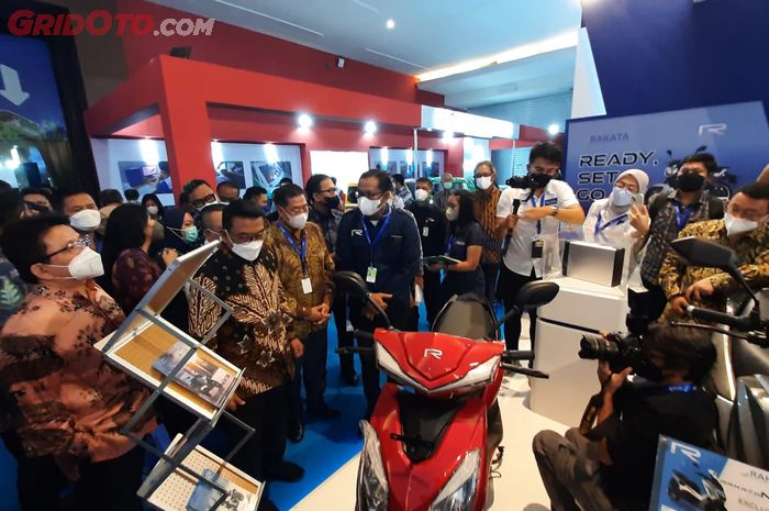 Jenderal TNI (Purn) Moeldoko berkeliling pameran Periklindo Electric Vehicle Show (PEVS) 2022 di JIExpo Kemayoran, Jakarta Pusat.