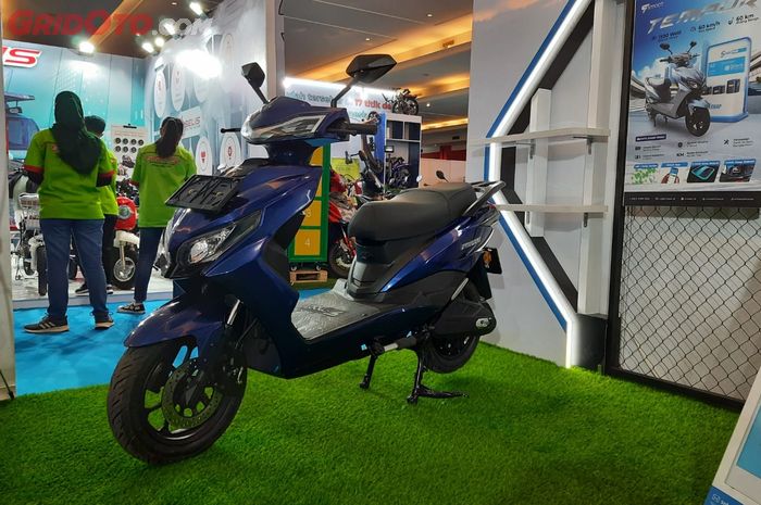 Motor listrik Smoot Tempur di pameran kendaraan listrik PEVS 2022 di JIExpo Kemayoran, Jakarta Pusat.