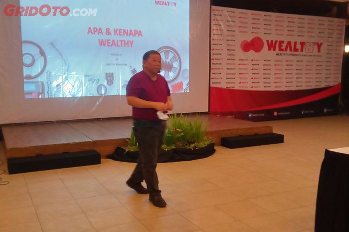 Founder dan CEO Wealthy Group, Arief Hidayat saat menjelaskan materi di acara Customer Gathering Wealthy Genuine Autoparts, Jumat (22/07/2022).