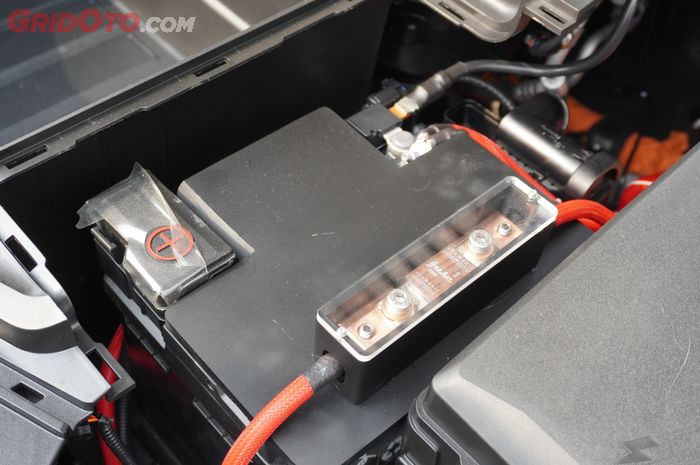 Jalur Kabel Audio Baru yang Terhubung ke Aki dan Grounding dengan Fuse (Sekring) dalam Modifikasi Audio Mobil