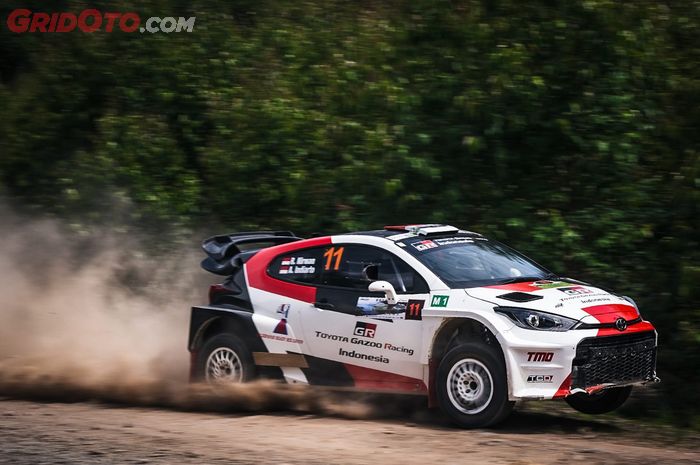 Duet Ryan Nirwan dan co-driver Adi Indiarto (Toyota Gazoo Racing Indonesia) berkuasa di Danau Toba Rally 2022.