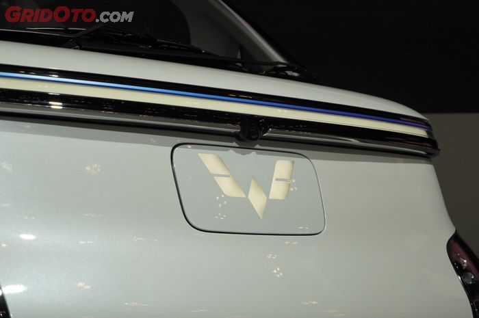 Soket Charger Wuling Air ev Berada di Depan Bagian Logo