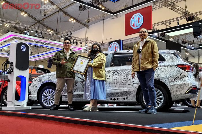 MG Motors Indonesia merayakan HUT ke-77 RI di GIIAS 2022 dengan rekor Museum Rekor Indonesia (MURI) berkat 77 seniman Doodle Art Indonesia.