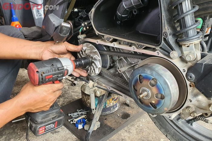 Tips servis CVT motor matic, mur pulley sulit dilepas ? begini caranya 