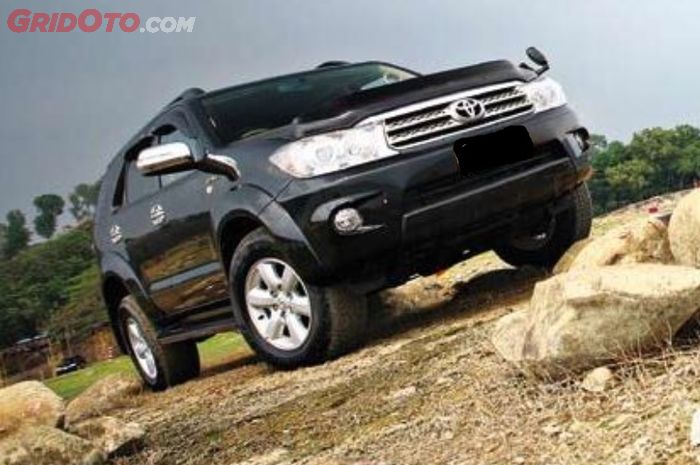 Harga mobil seken Toyota Fortuner dilego Rp 100 jutaan