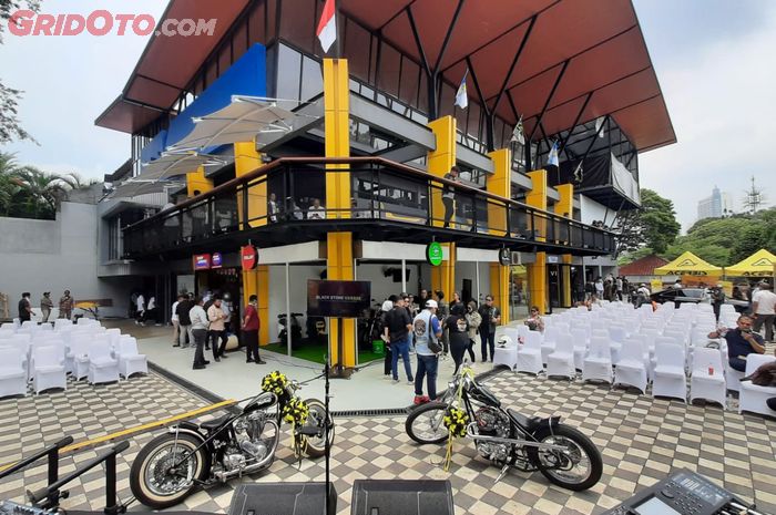 Hub otomotif Black Stone Garage di Jakarta Selatan, bisa buat tempat nongkrong sekalian belanja produk otomotif nih