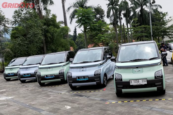Unit Wuling Air ev diserahkan ke 100 konsumen pertama, tandai dimulainya pengiriman ke seluruh Indonesia.