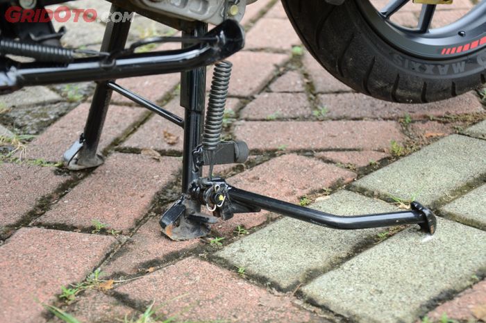 Ilustrasi standar tengah di motor bekas