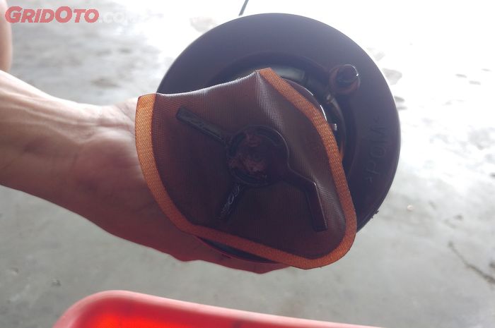 Kondisi filter bensin mobil bekas yang kotor