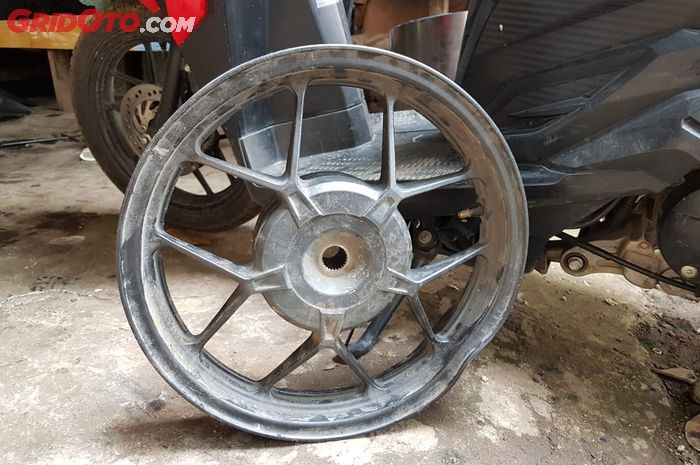 Ilustrasi pelek motor bekas peyang