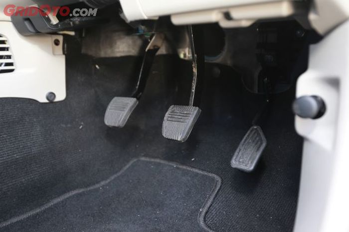 Pedal mobil standar pabrik