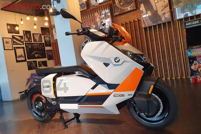 Motor listrik BMW CE-04 resmi meluncur di Indonesia