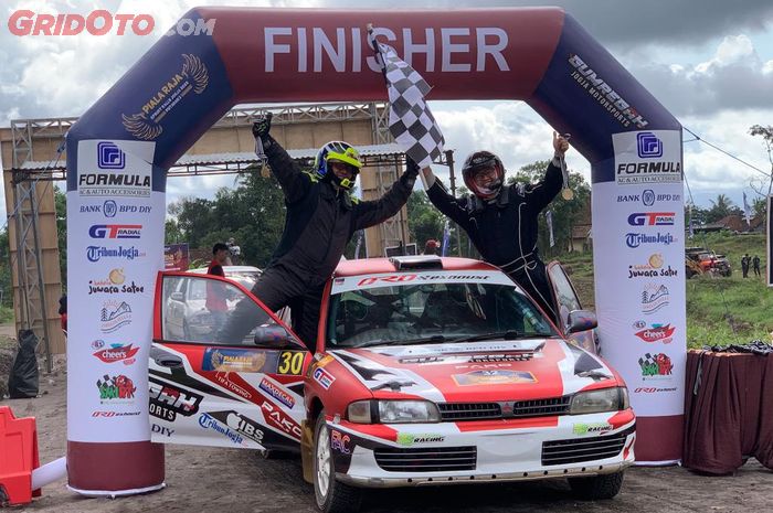 Para peserta mencapai finish di Piala Raja Sprint Rally Yogyakarta