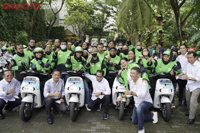 Menhub Budi Karya Sumadi bersama mitra pengemudi Gojek saat peresmian shelter motor listrik G20 di Bali.