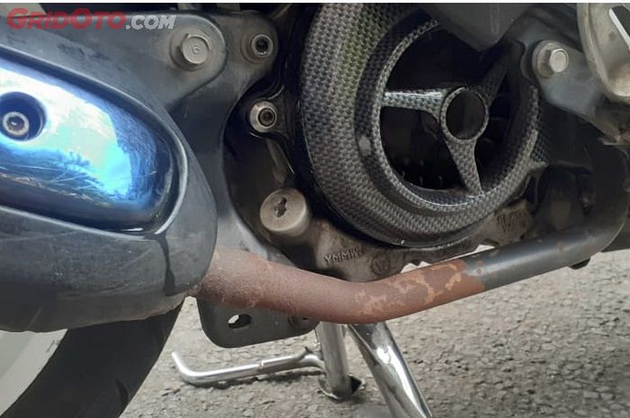 Sambungan antara silencer dan leher knalpot  di motor bekas jadi area paling rawan bocor