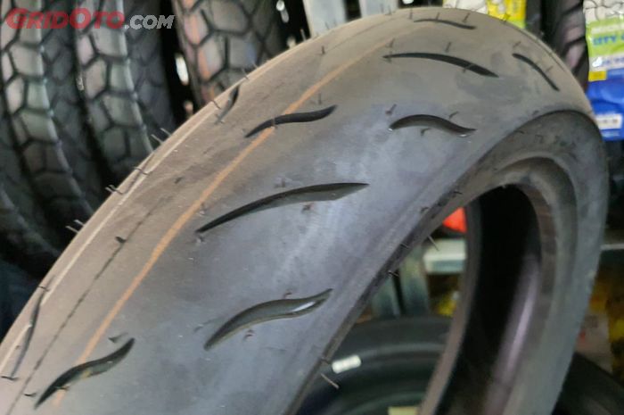 Ilustrasi kembangan ban motor