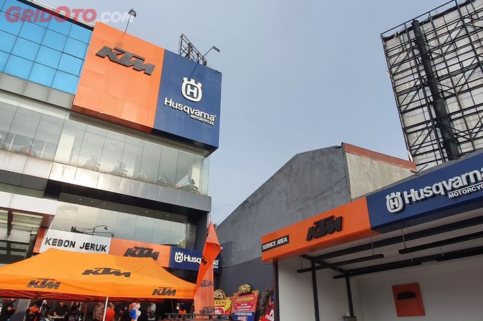 Showroom Pro Bike resmi menjadi Main dealer KTM - Husqvarna di Indonesia