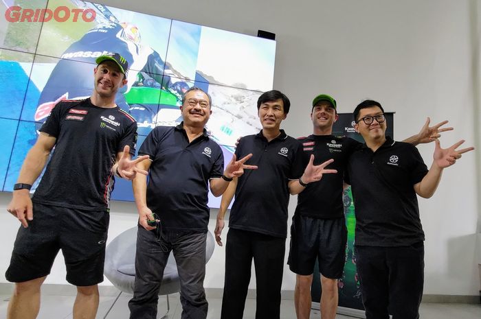 Sebelum berlaga di World Superbike Mandalika 2022, Jonathan Rea dan Alex Lowes bertemu para fans dan manajemen PT Kawasaki Motor Indonesia (KMI) terlebih dulu.