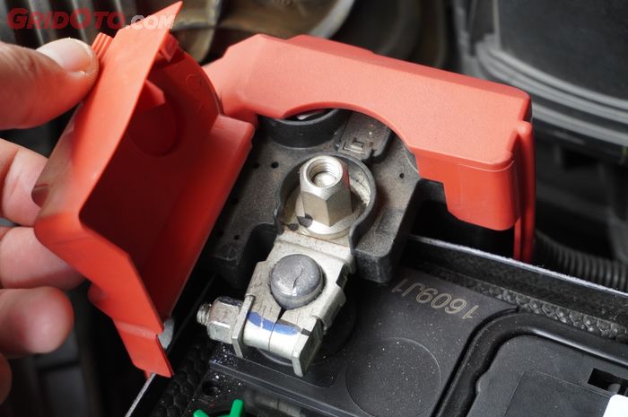 Kabel Aki Positif yang Tidak Boleh Menyentuh Massa atau Bodi