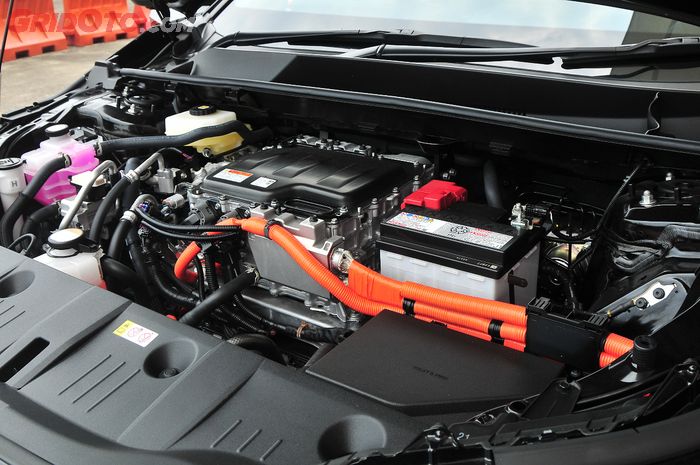 Motor listrik Toyota BZ4X, kabel oranye tanda arus bertegangan tinggi