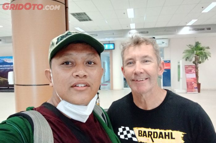 GridOto.com bersama legenda balap Troy Bayliss di Bandara Internasional Lombok untuk nonton World Superbike Mandalika 2022, hampir satu pesawat tidak ada yang kenal