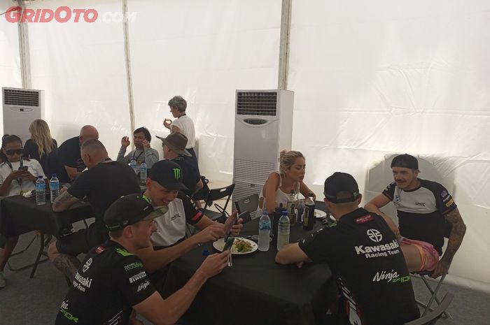 Situasi hospitality Kawasaki Racing Team di World Superbike Mandalika 2022, ada Scott Redding dan Michael van der Mark ikut gabung dengan Jonathan Rea dan Alex Lowes
