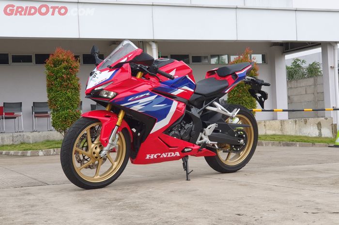 Honda New CBR250RR SP QS 2022 sedang distandar samping