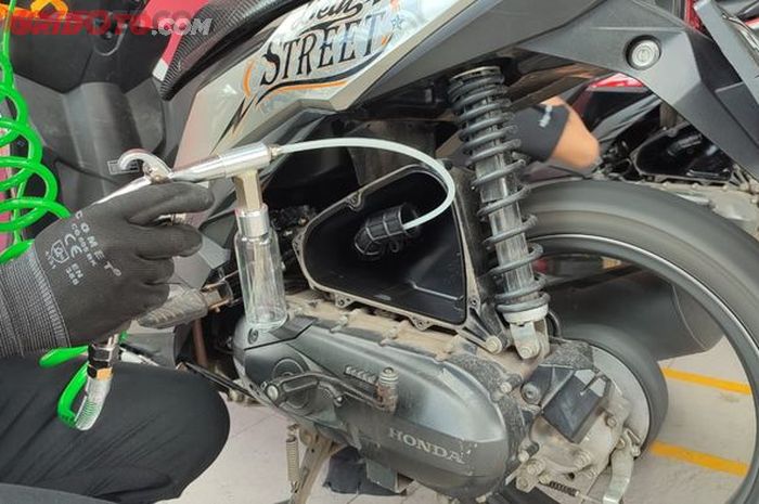 Ilustrasi bersihkan throttle body model semprot