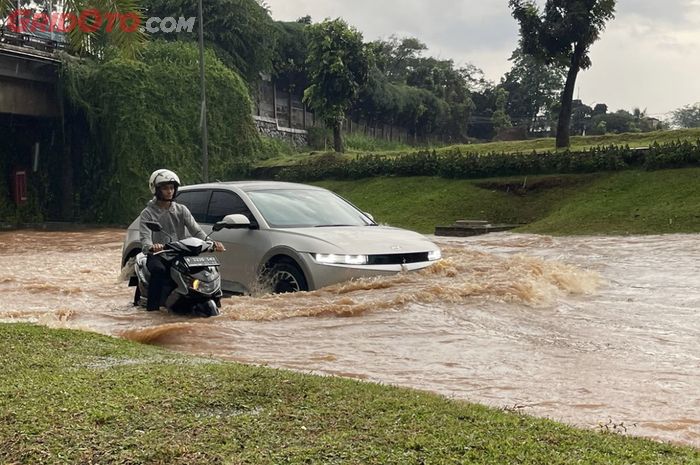 ILUSTRASI. Mobil Listrik Hyundai IONIQ 5 Terjang Banjir.