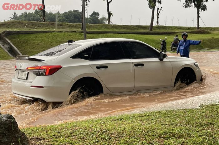 Jangan Paksa Mobil Matik Terjang Banjir untuk Hindari Kerusakan.