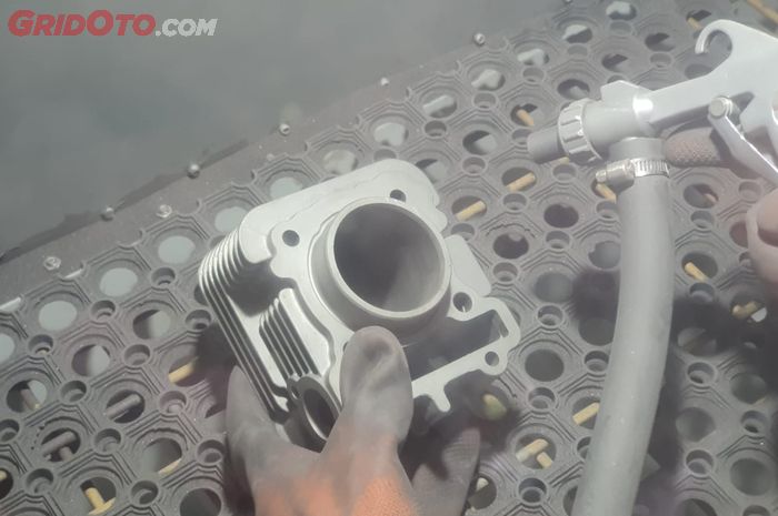 Proses sandblasting pada blok silinder motor 