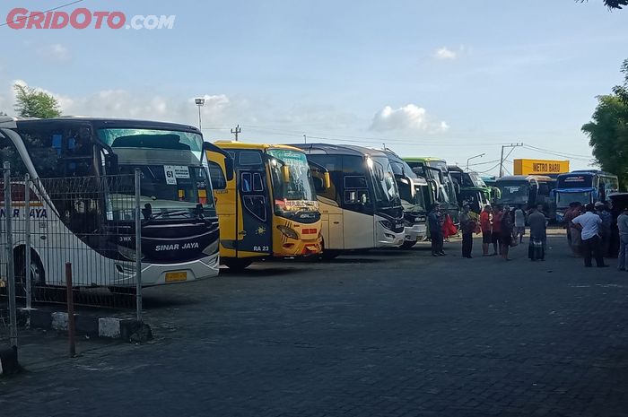 Ilustrasi shuttle bus. Sebanyak 120 shuttle bus bakal singgah di Terminal Tirtonadi, saat acara ngunduh mantu Kaesang dan Erina, Minggu (11/12/2022).