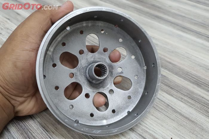 Saat ini banyak dijual mangkok kampas ganda motor matic yang memiliki lebih banyak lubang