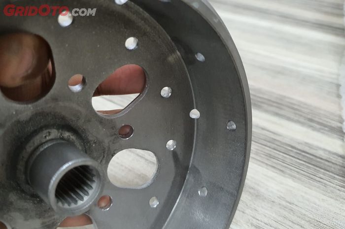 Lubang pada mangkok kampas ganda Spectro V1 ada tujuannya yaitu melepas panas dan jalur pembuangan kotoran sehingga dapat mengurangi gredek 
