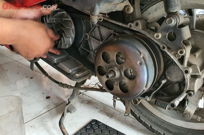 Servis CVT Vespa matic di bengkel spesialis 