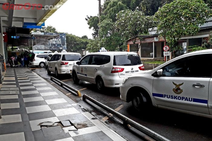Taksi Puskopau antre menunggu penumpang di bandara Halim Perdanakusuma
