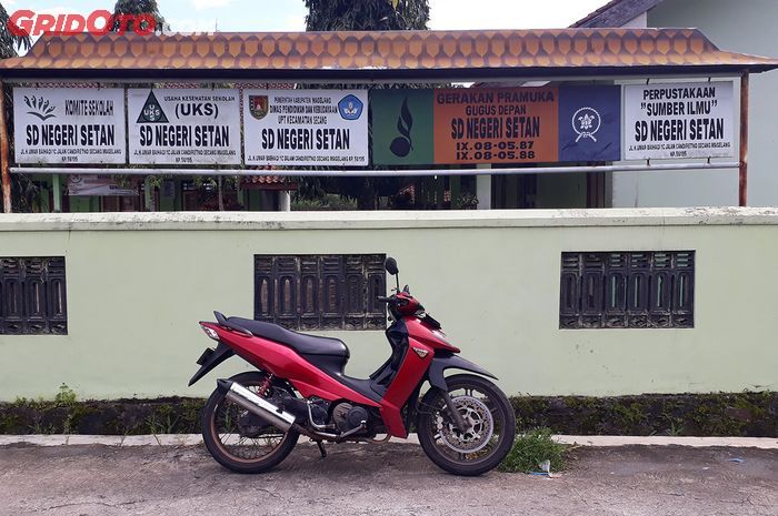 Kawasaki ZX130 milik penulis saat mampir ke Dusun Setan, Magelang