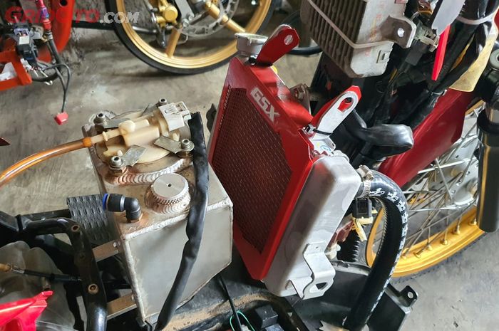 Tren pasang radiator Suzuki GSX-R150 di Honda Vario 125/150