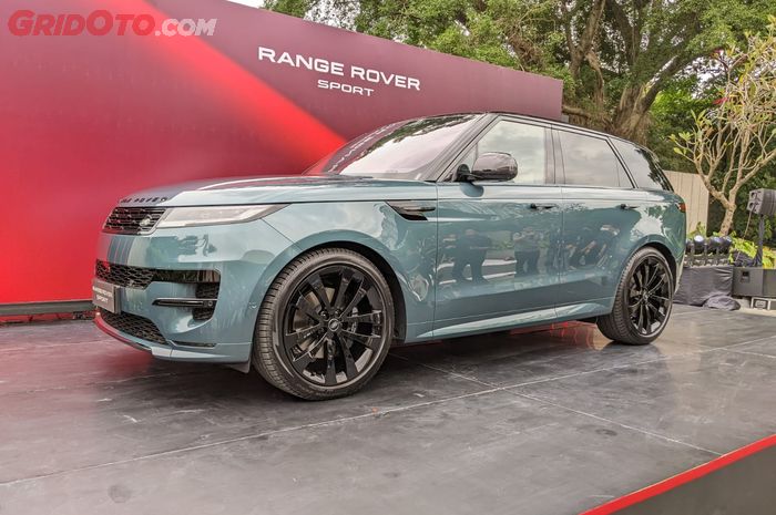Di awal 2023 JLM Auto Indonesia menghadirkan Range Rover Sport plug-in hybrid di Savyavasa, Jakarta Selatan.