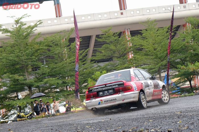 Amandia 'bikin malu' mobil-mobil AWD dengan Mitsubishi Lancer GTi kelas F3 di ronde pertama Kejurnas Rally 2023.