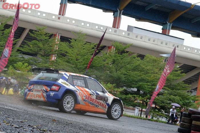 Duel ketat dengan Ryan Nirwan, H. Putra Rizky sukses memenangkan ronde pertama Kejurnas Sprint Rally 2023 di Stadion Si Jalak Harupat, Bandung (11-12/2/2023).