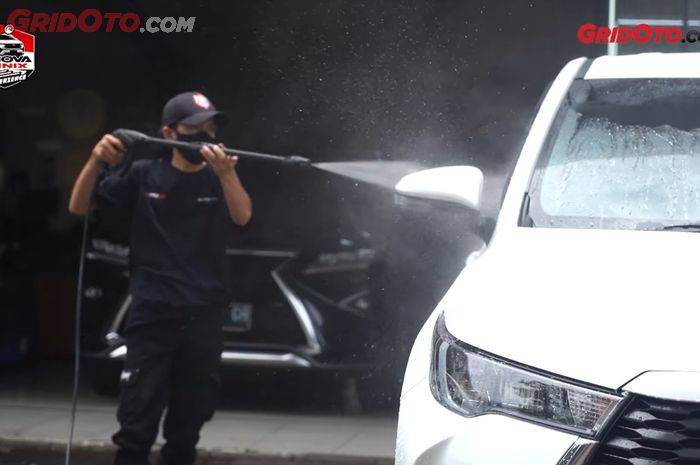 Ilustrasi proses cuci mobil bekas
