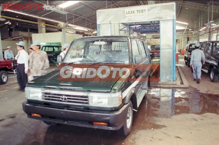 Suasana pabrik perakitan Toyota Kijang Super pada tahun 1992