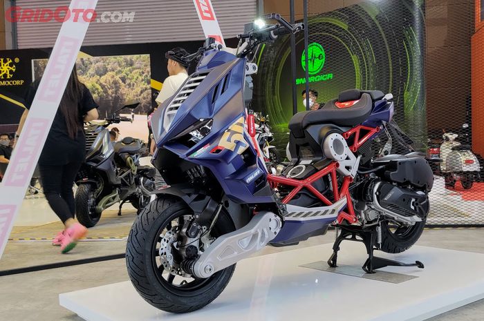 Cuma 50 unit, Italjet Dragster Signature edisi terbatas hasil kolaborasi Smoked Garage dan Ariel Noah meluncur di IIMS 2023.