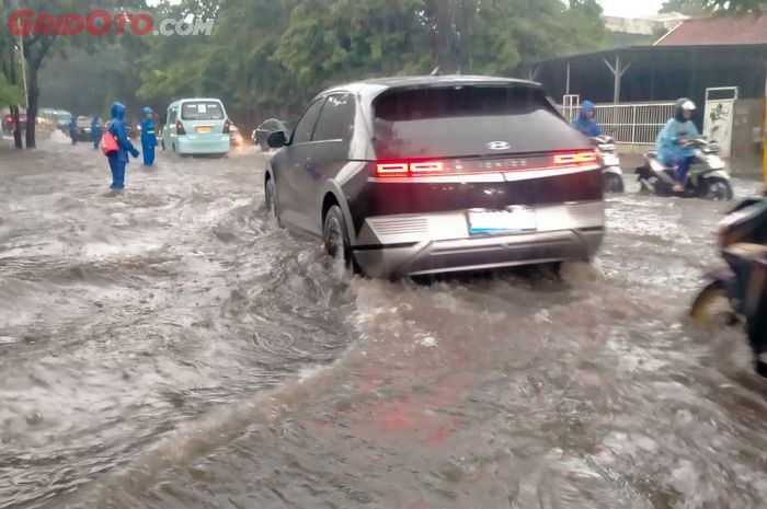 ILUSTRASI. Mobil Listrik Terjang Banjir